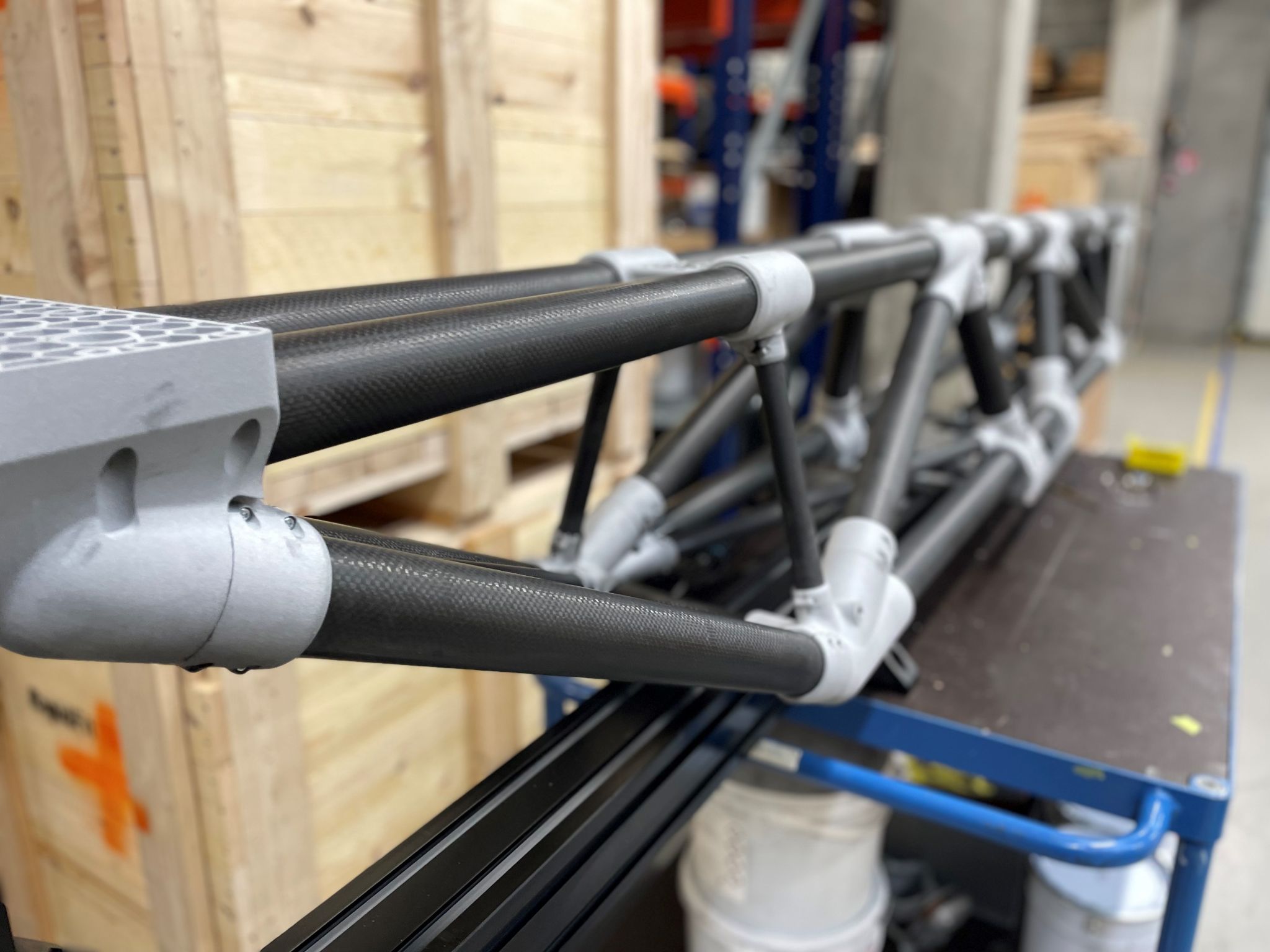 A gripping frame made of carbon fiber and 3D-printed plastic