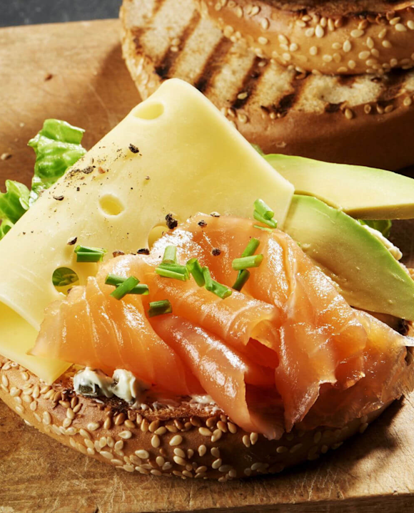 Herzhafter Lachs-Bagel
