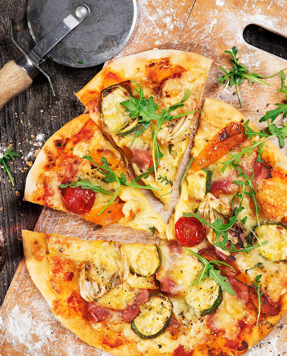 Käsepizza mit Grillgemüse, Schinken und Rucola