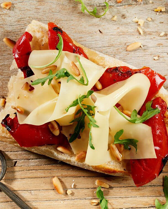 Ciabatta mit gegrillten Paprikaschoten und gerösteten Pinienkernen