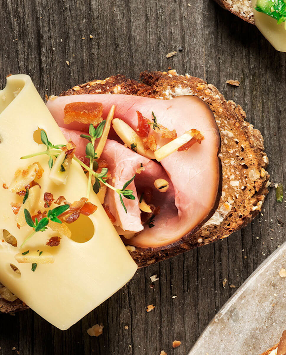 Käsebrot mit gekochtem Schinken und Mandel-Speck-Thymian-Bröseln