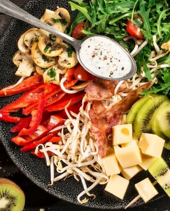 Kiwi-Spieße an Rucolasalat