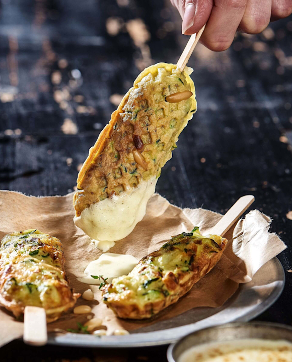 Zucchini-Käse-Waffeln mit Käse-Dip