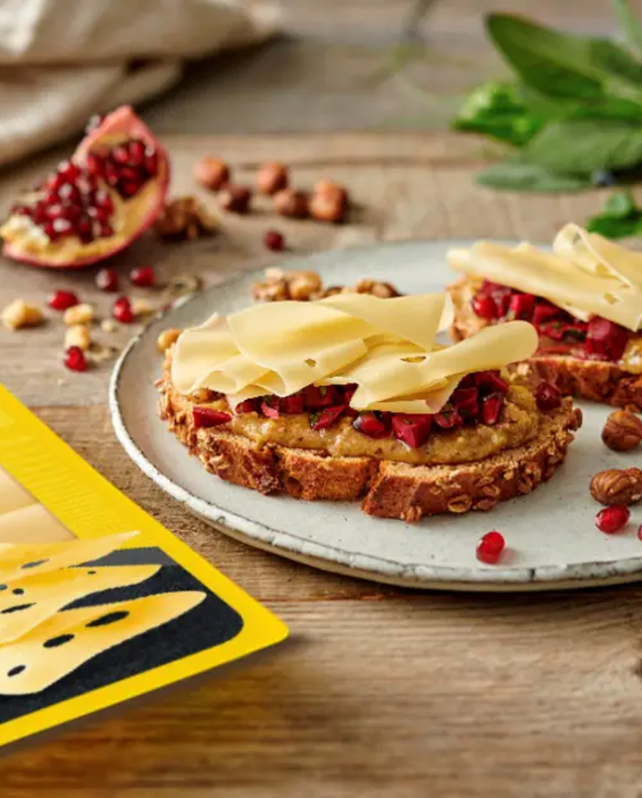 Nussig-fruchtiges Käsebrot