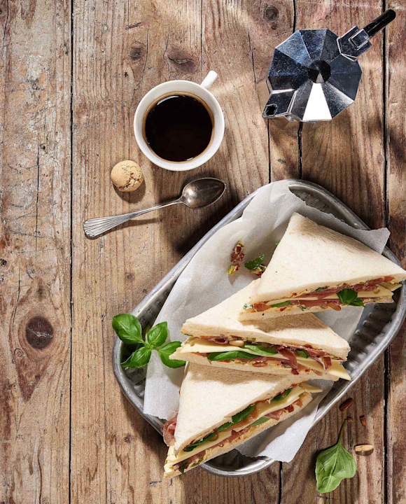 Tramezzini mit Tomaten-Oliven-Butter und Parmaschinken