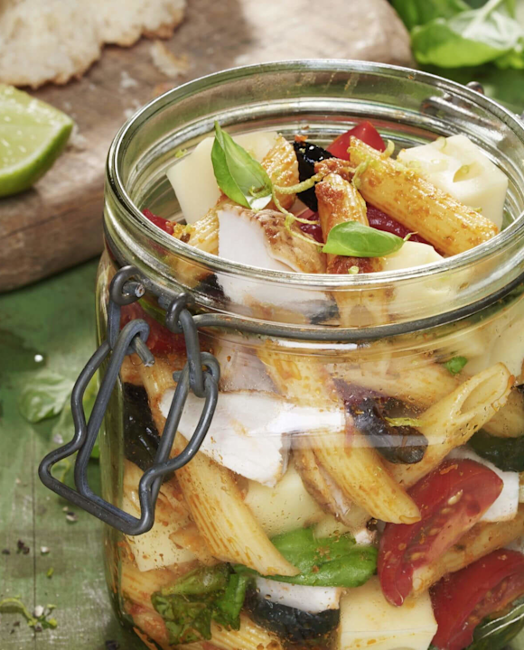 Italienischer Pastasalat mit geräuchertem Hähnchen