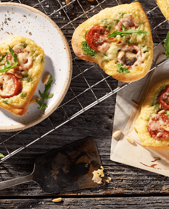 Pizzaherzen mit Rucolapesto und Pinienkernen