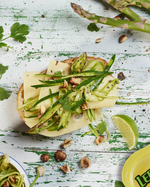 Käsebrot mit Spargel-Zucchini-Salat und Haselnüssen