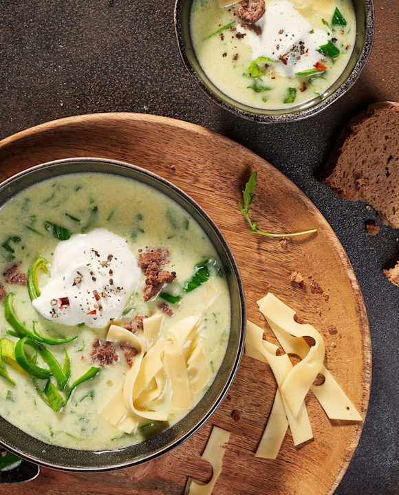 Porreesuppe mit pfeffriger Sahnehaube