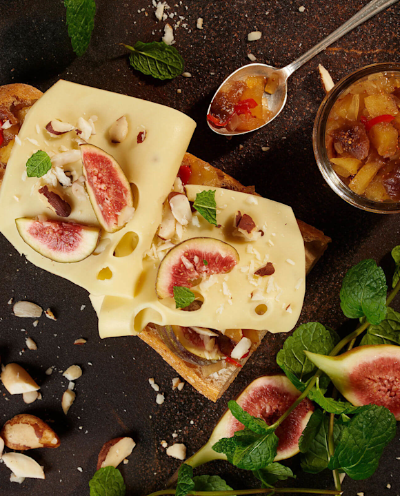 Käsebaguette mit Apfel-Feigen-Chutney, frischen Feigen und Paranüssen
