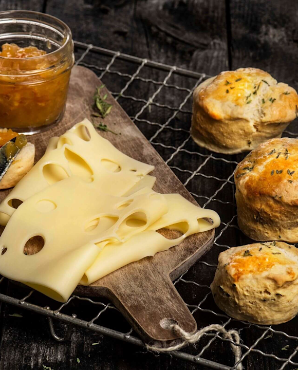 Thymian-Scones mit Mandarinenmarmelade und Käse
