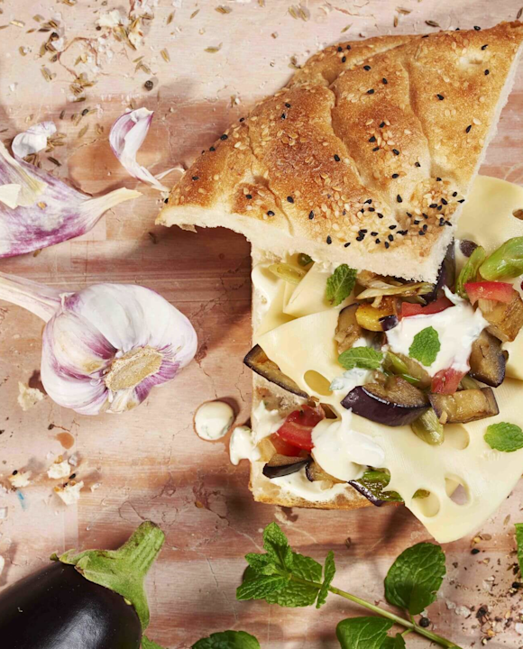 Käse-Fladenbrot mit gebratener Aubergine, Tomate und Minzjoghurt