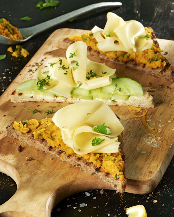 Gurken-Käse-Sandwiches & Körner-Toastecken mit Käse und Rote-Linsen-Aufstrich