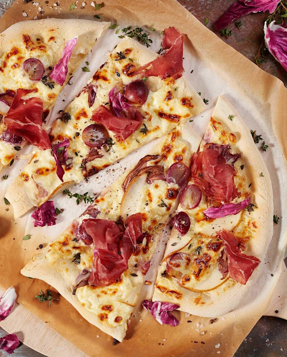 Flammkuchen mit Käseschmand, Trauben, Radicchio und Bündnerfleisch