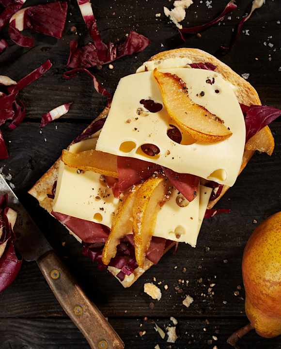 Käse-Ciabatta mit Bündner Fleisch und karamellisierten Birnenspalten