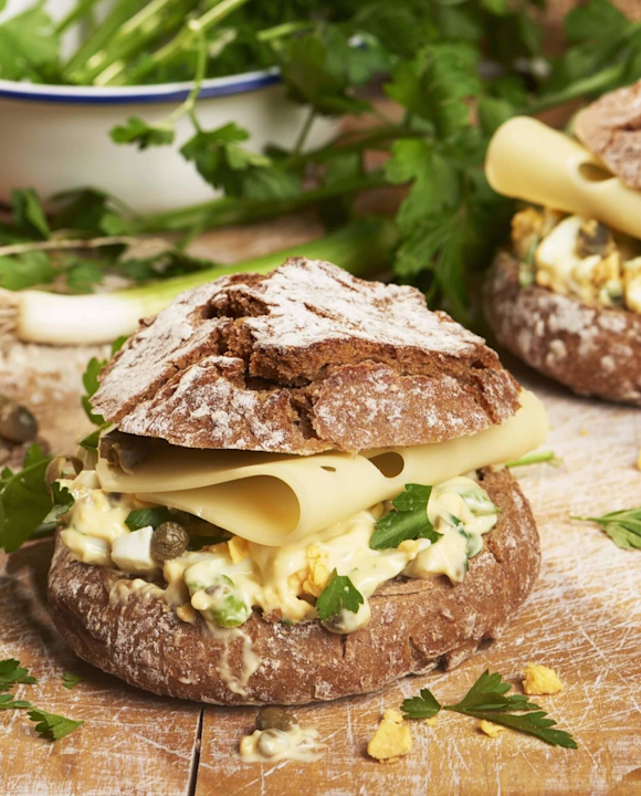 Käsebrötchen mit Kapern-Ei-Mayonnaise und Frühlingszwiebeln