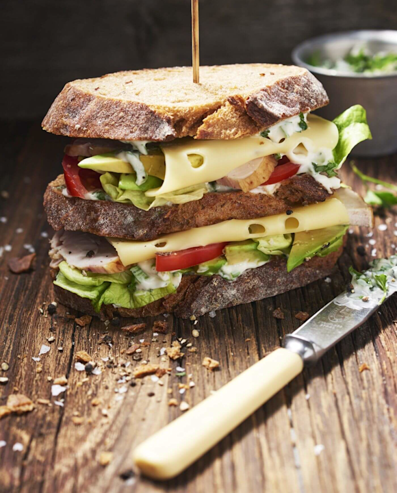 Clubsandwich mit Avocado, geräuchertem Hähnchen und Kräutermayonnaise