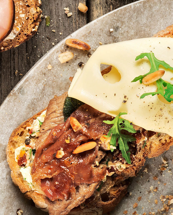 Käsebrot mit Saltimbocca und Rucola-Tomaten-Butter