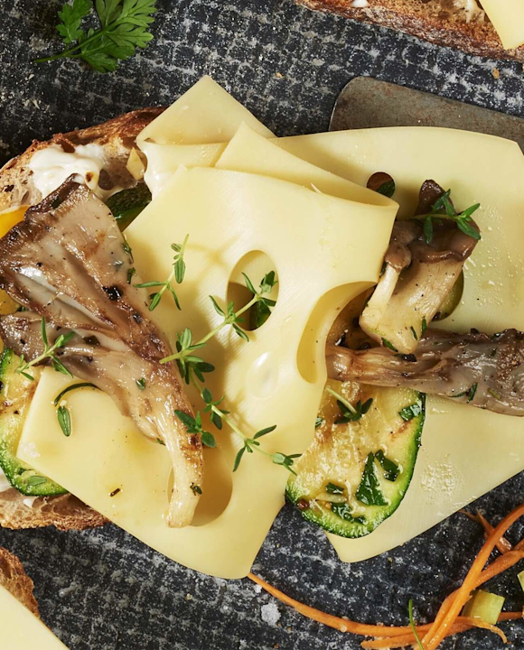 Käsebrot mit gegrillten Zucchini und Austernpilzen