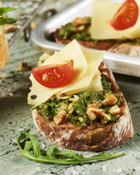 Crostini mit Rucola-Petersilien-Walnuss-Pesto
