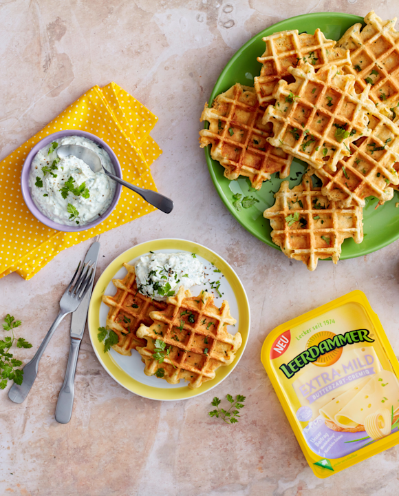 Käsewaffeln mit Kräuter Quark Dip