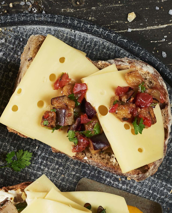 Käsebrot mit Auberginen-Tomaten-Salat