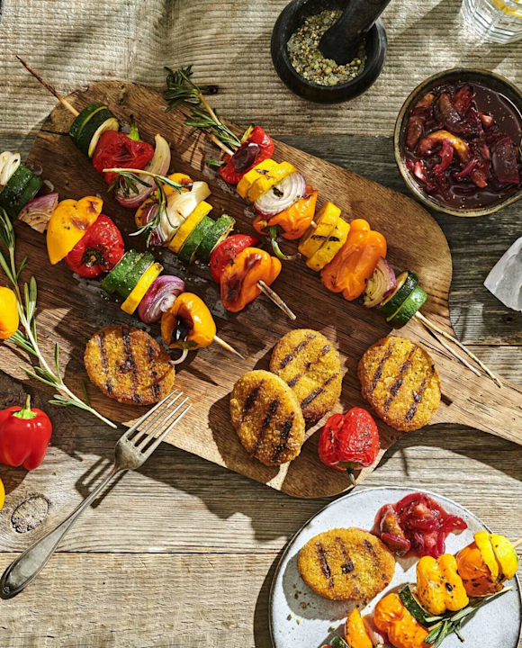 Vegetarische Grillspieße in Rosmarin-Miso-Marinade