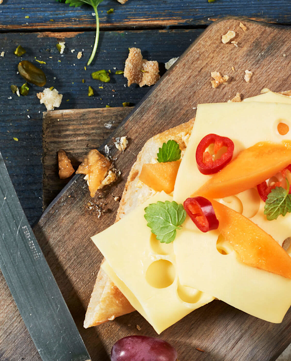 Käsebrot mit Melone und Mango