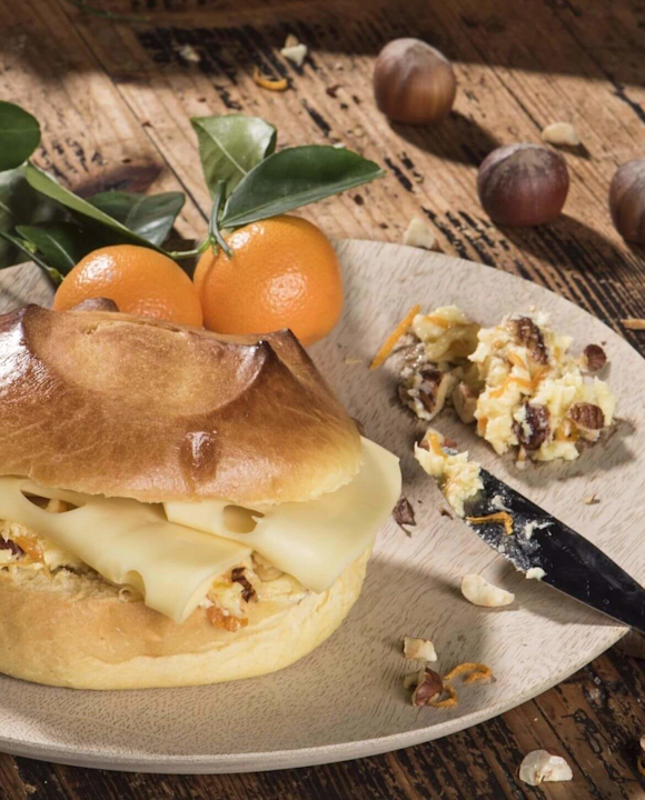 Brioches mit Orangen-Haselnuss-Butter und Käse