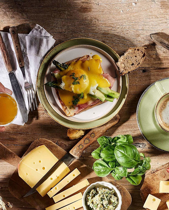 Käse-Schinken-Toast mit pochiertem Ei