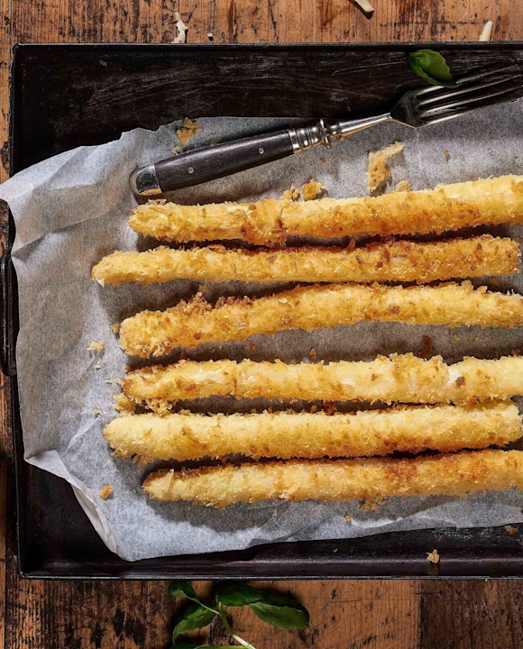 Gebackener weißer Spargel mit Basilikum-Käse-Dip