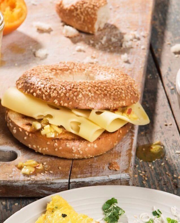 Sesam-Bagel mit Käse und Apfel-Senf