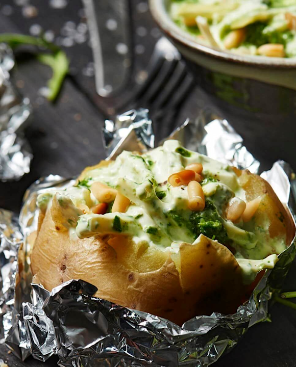Folienkartoffeln mit Rucola-Käse-Dip