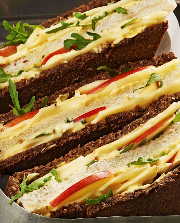 Zebra-Sandwich mit Pumpernickel und Weißbrot