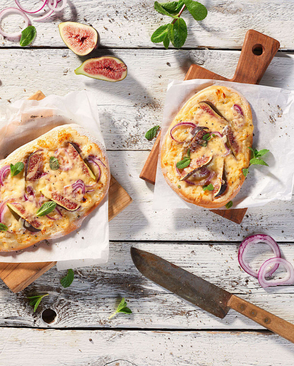 Flammkuchen mit frischen Feigen