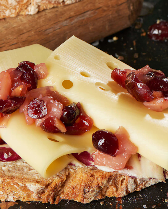 Käsebrot mit Radicchio und Birnen-Cranberry-Chutney