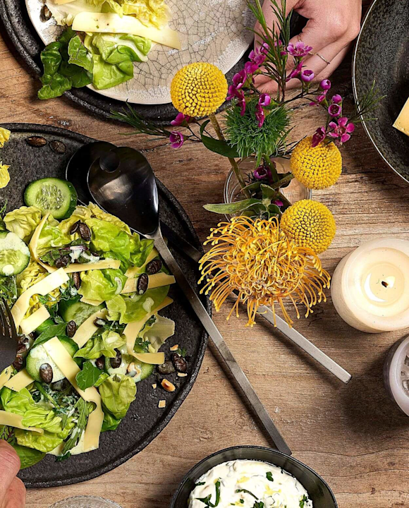 Grüner Salat mit Kräutern, Gurke, Mais und Käsestreifen