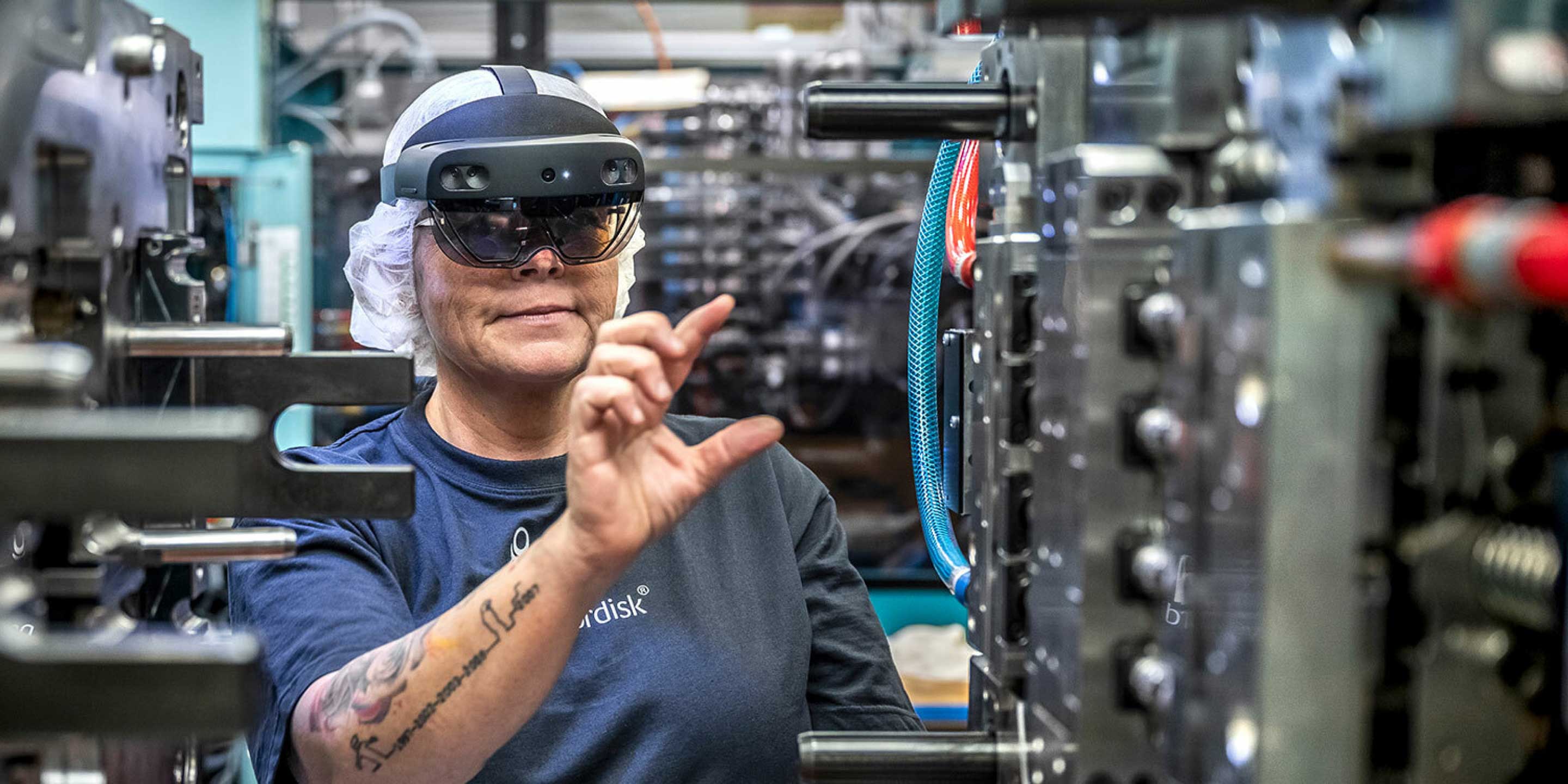 一位女士戴着 Microsoft HoloLens,以使用 Dynamics 365 Guides 优化药品制造