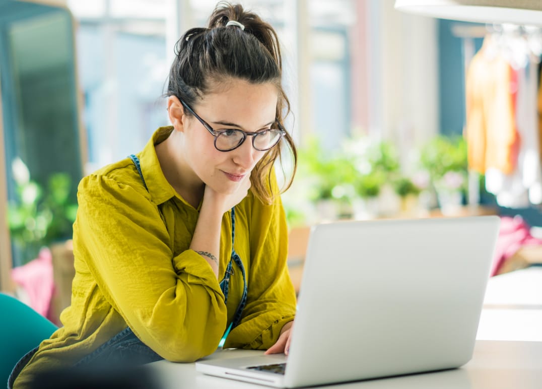 Iemand gebruikt een laptop en maakt gebruik van Microsoft Learn voor Dynamics 365 Business Central