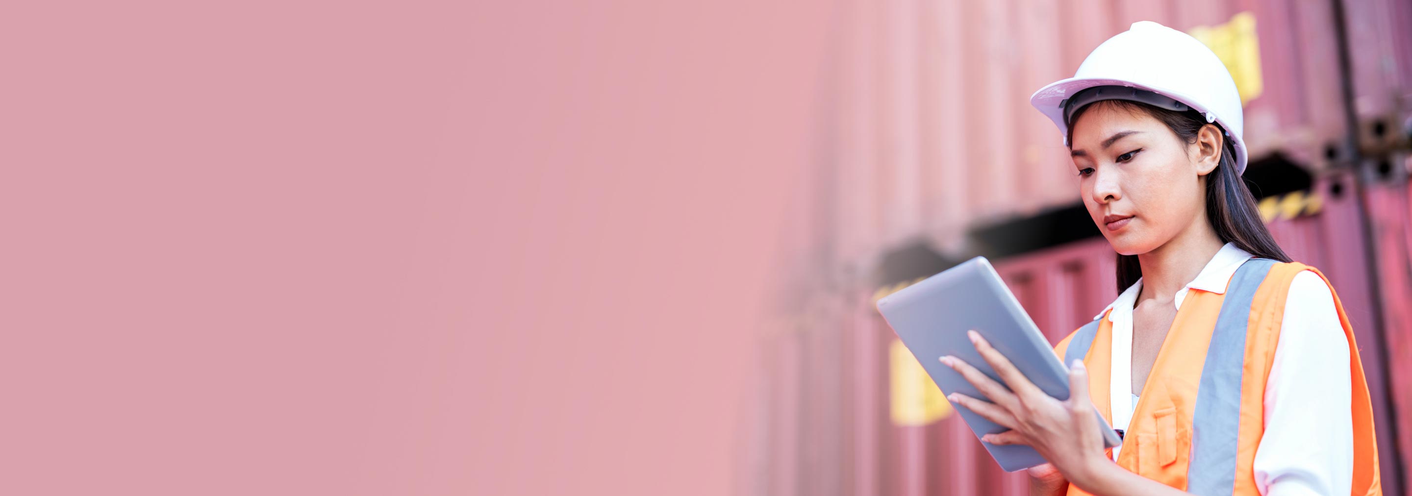 Une personne avec un casque de sécurité travaillant sur une tablette