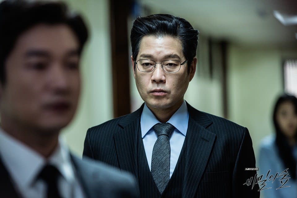 秘密森林 李昌俊 "所有的開始都是一頓飯。
那只是經常有的再平常不過的一次飯局。
不是招待,只是善意的對待。
我們也能報答回去。
我那天只是沒付錢。
就是那一頓飯還有他招待的那一杯酒,讓我沒法一口回絕下一次見面。"
秘密森林,檢警腐敗,社會正義,曹承佑,裴斗娜,李浚赫,尹世雅,劉在明, 韓劇名言,韓文名言