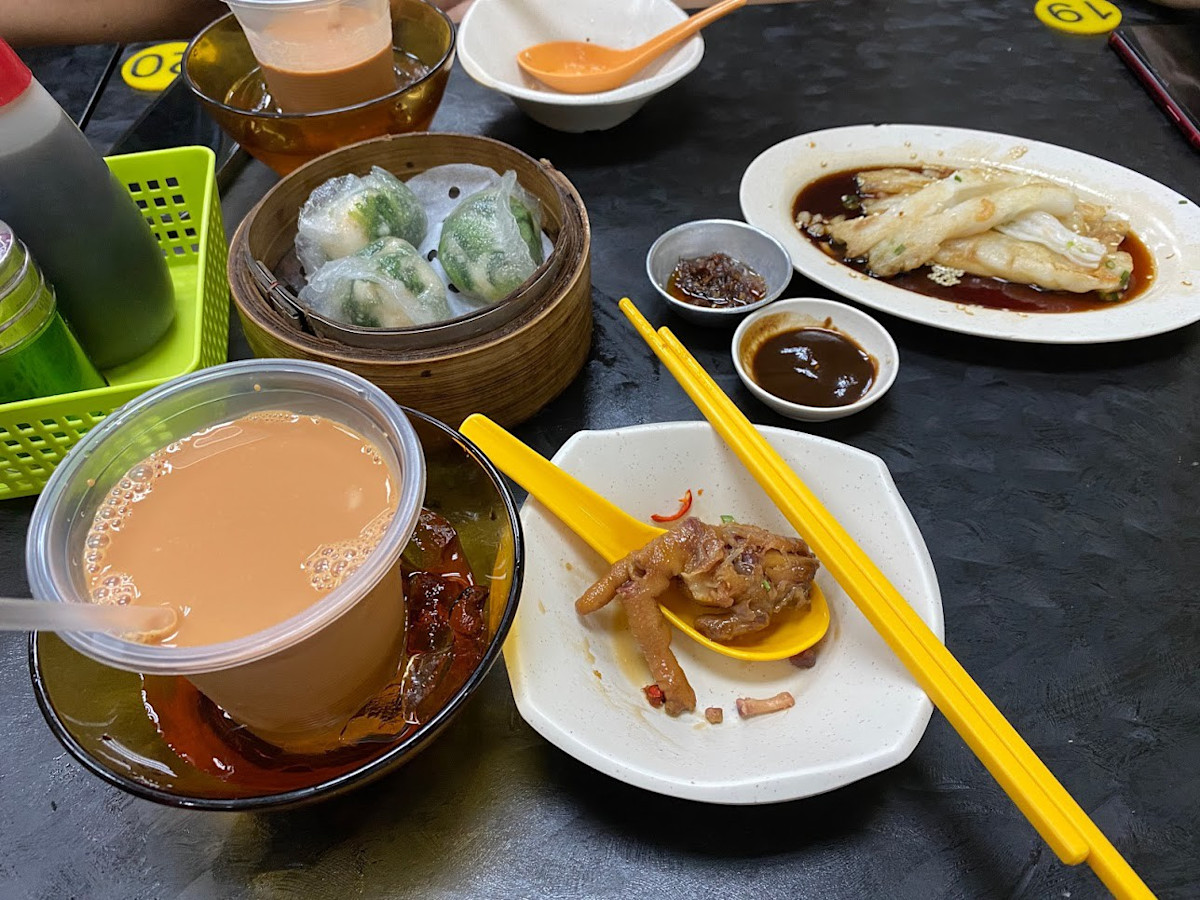 左上那籠是菜單上的 E(鮮蝦菠菜餃),右上角那個白色的則是菜單上的 3(煎腸粉)