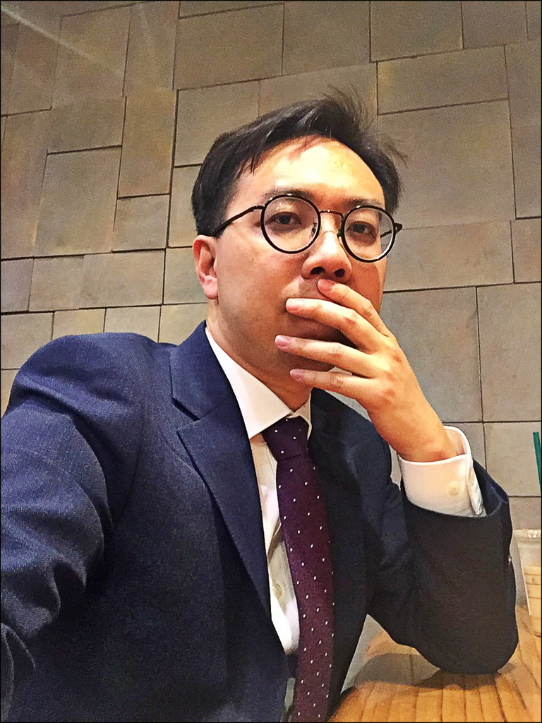 在馬來西亞濱城出生長大的黃啟灝在五年前被自己周圍的三位素不相識的朋友預言可能會英年早逝,下定決心要完成一生中最大的夢想——到韓國生活。41歲的他在韓國廣告公司擔任次長,除了每天要利用外語和海外客戶接洽,也需要管理韓國下屬。他在韓國工作的體驗又和其他人有什麼不一樣呢?一起來聽聽看吧!