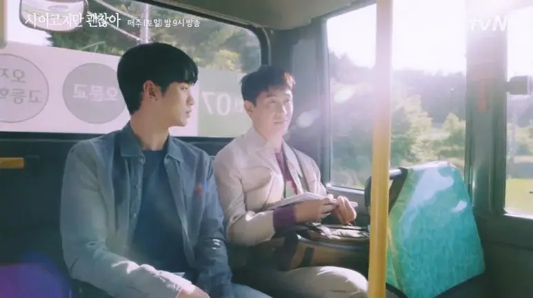 미음이 아파서… 몸은 정직해서 아프면 눈물이 나지요. 근데 마음은 거짓마쟁이라 아파도 조용하지요. 그러다가 잠이 들면 그때서야 남몰래 개 소리를 내며 운답니다... 낑~낑
我們的身體很老實,只要感覺到痛就會流淚。但我們的心是大騙子,就算痛也會悶不吭聲。一直等到睡覺的時候,才暗自像狗一樣低聲哭泣。