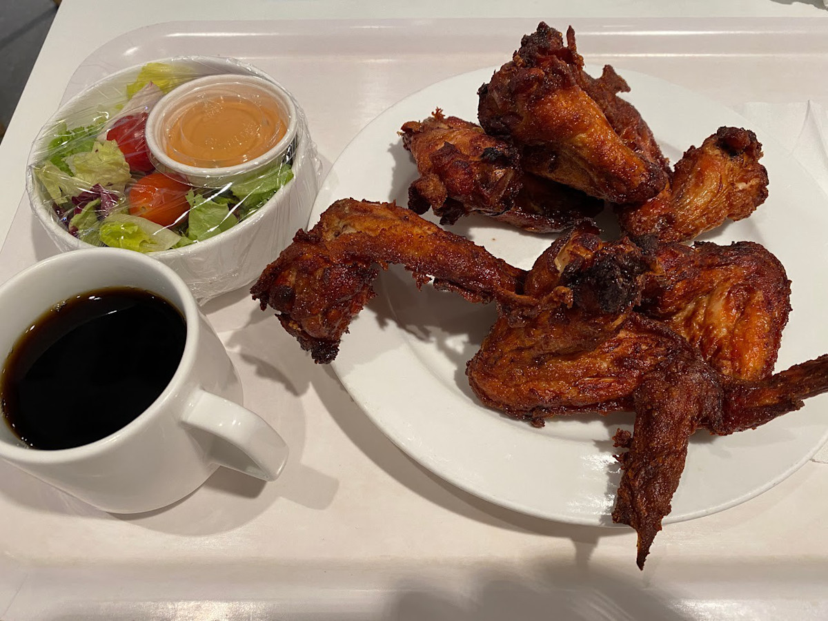 IKEA 的食物,6隻雞翅 $187、沙拉 $33(最經典的肉丸,新加坡 20 顆賣 275,台灣 15 顆 160,簡單算一下,價差大概是 1.3 倍)