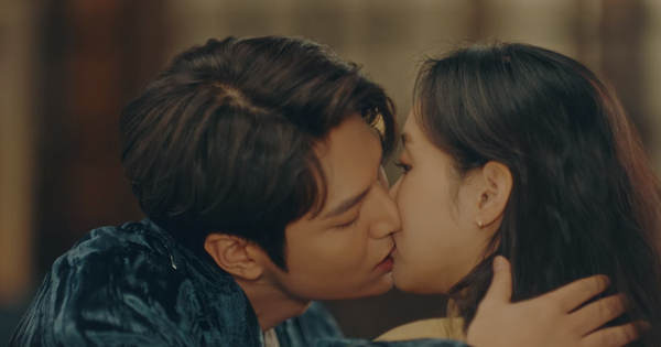 李袞
妳也猜猜我剛才證明了什麼。我談過戀愛,還是現在正在戀愛?
The King 永遠的君主,李敏鎬,金高銀,威嚴,霸氣,經典名言,韓文名言,韓劇名言學韓語