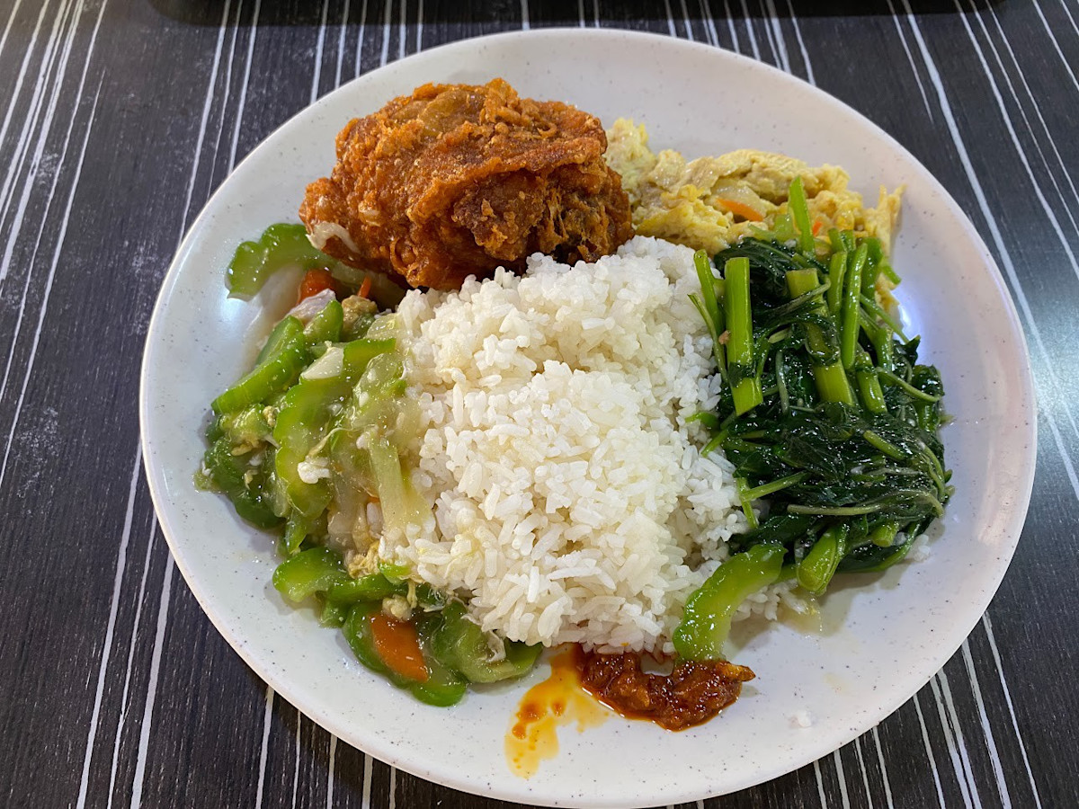 自助餐(三菜一肉)$112 (我吃過滿多家的,價格都落在 80 ~ 120)