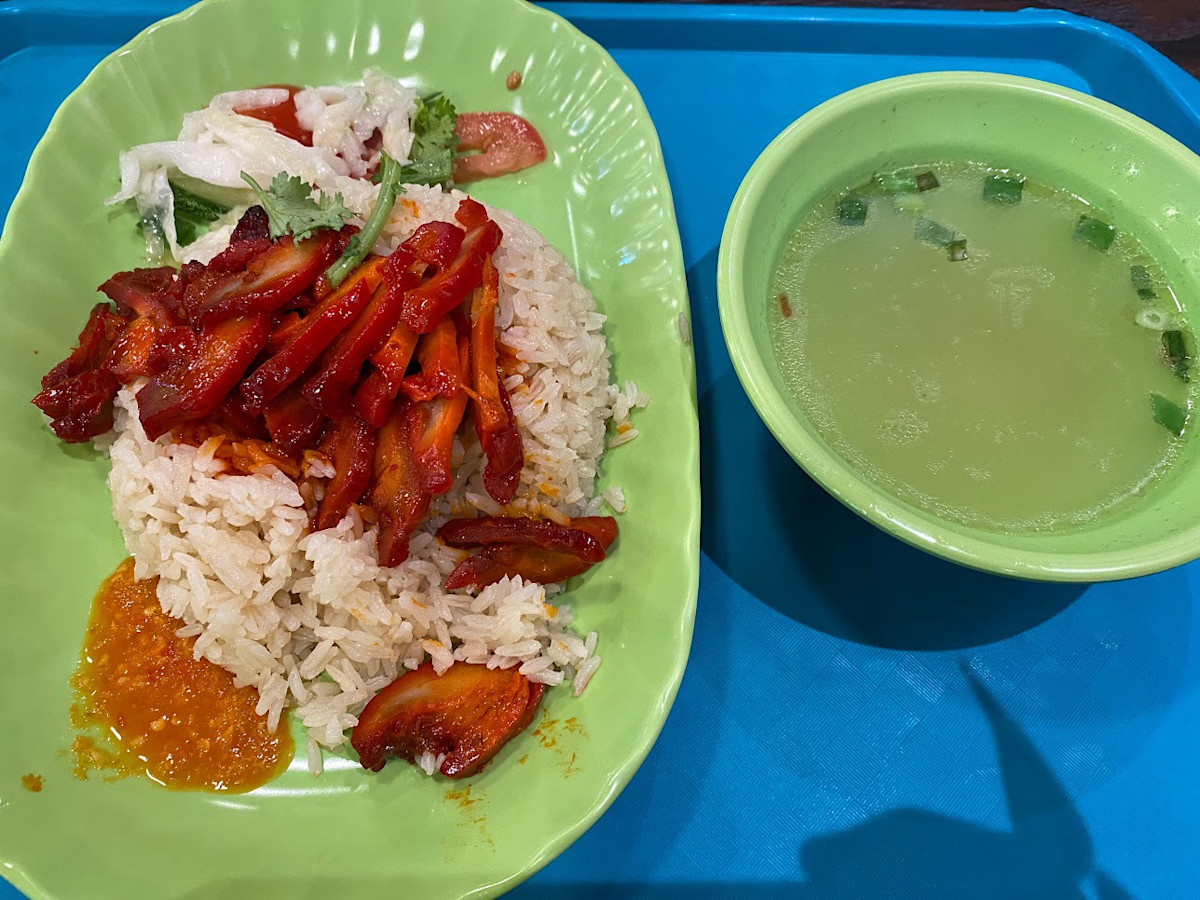 燒臘 $99(這邊有很多店在賣 燒臘、白雞、燒雞之類的飯,價格落在 80 ~ 100)