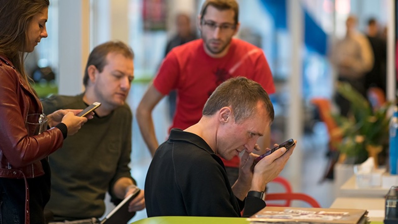 foto waarop iemand zijn mobiele telefoon heel dicht bij zijn ogen houdt om deze te bekijken Ongemakkelijke waarheid 880