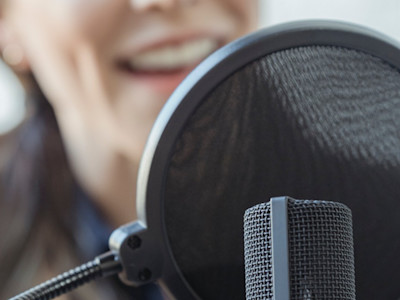 dame achter microfoon microfoon